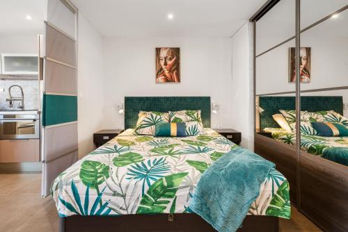 Postel nebo postele na pokoji v ubytování Villa Jacuzzi Naturist Wifi Port Nature 1