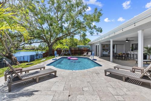 プランテーションにあるFlorida Dream Home: Pool Lakeview Game Room ~のベンチと遊び場のあるプールのある裏庭