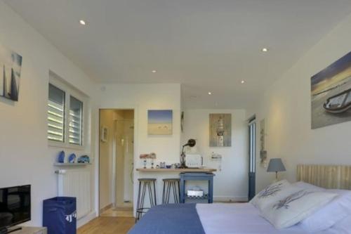 - une chambre avec un lit et un bar dans l'établissement Cap Océan-Studio, à Capbreton