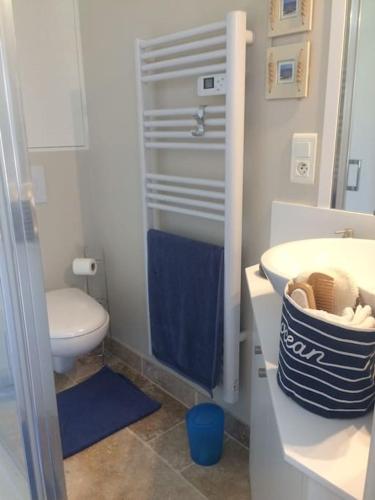 une petite salle de bain avec toilettes et lavabo dans l'établissement Cap Océan-Studio, à Capbreton