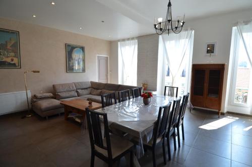 un salon avec une table et un canapé dans l'établissement DUPLEX BORRIGLIONE - Spacieux appartement pour 6 personnes au pied du tram, à Nice