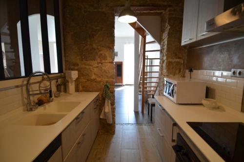 une cuisine avec un évier et un plan de travail dans l'établissement DUPLEX BORRIGLIONE - Spacieux appartement pour 6 personnes au pied du tram, à Nice