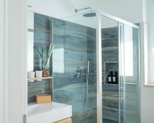 W łazience znajduje się prysznic ze szklanymi drzwiami. w obiekcie I Bordin Home w mieście Nettuno