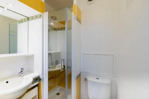 une salle de bain avec un lavabo, des toilettes et une douche dans l'établissement Apparemment Vue Mer - 6 personnes - Golfe de Saint Tropez, à Grimaud