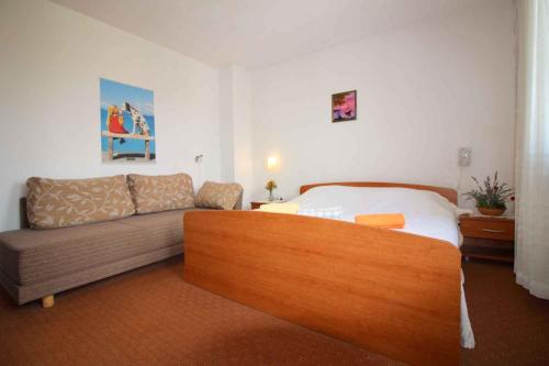 uma sala de estar com uma cama e um sofá em Apartment in Porec/Istrien 10068 em Poreč