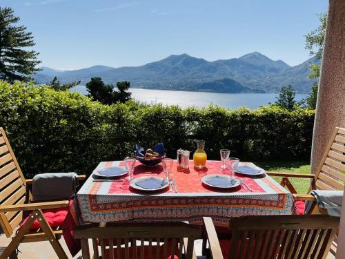 a table with food and drinks on it with a view of the water at Doris in Ghiffa