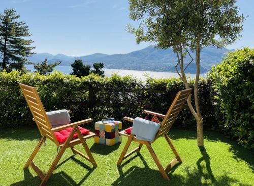 two chairs and a table in the grass at Doris in Ghiffa