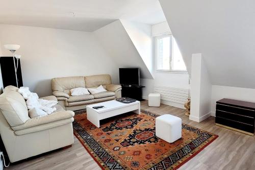 un salon avec un canapé et une table basse dans l'établissement New and Splendid apartment in the heart of Vannes, à Vannes