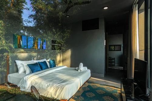 Kama o mga kama sa kuwarto sa StayVista's Villa Meer - Lakeview Villa with Spacious Pool & Terrace for Stargazing