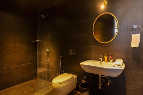 Bathroom sa StayVista's Villa Meer - Lakeview Villa with Spacious Pool & Terrace for Stargazing
