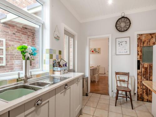 A kitchen or kitchenette at High Tide House