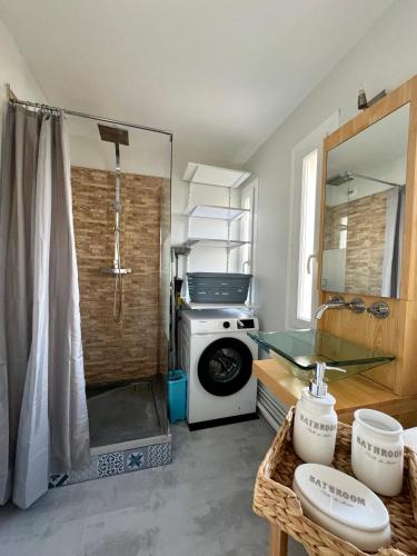 une salle de bain avec une machine à laver et un lave-linge dans l'établissement Appartement 50m2, Montpellier Ovalie, clim-balcon-netflix, à Montpellier