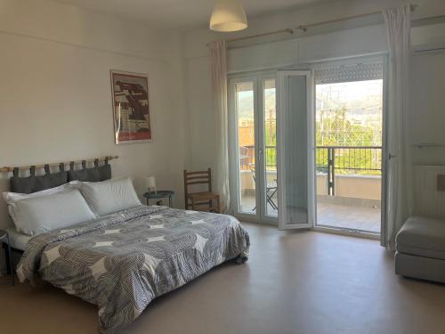 1 dormitorio con 1 cama y balcón en CasaMare Sant'Erasmo Apartment, en Palermo