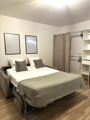 une chambre avec un grand lit avec deux oreillers dans l'établissement Appartement 50m2, Montpellier Ovalie, clim-balcon-netflix, à Montpellier
