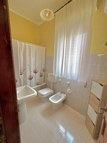 a bathroom with a toilet and a sink at Casa Tavano in Avola