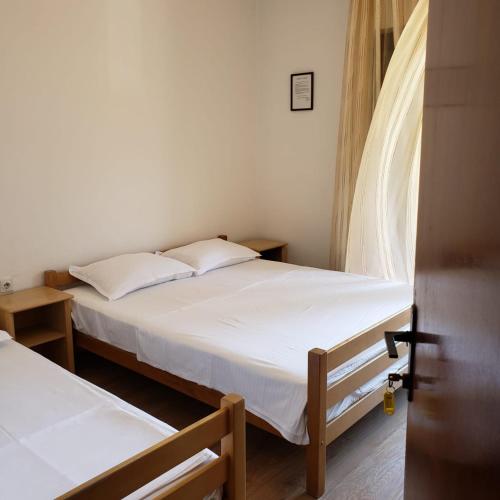 Postel nebo postele na pokoji v ubytování City Center Two-Bedroom Apartment