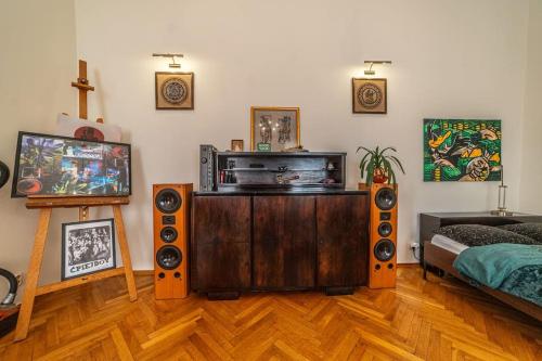 Μια τηλεόραση ή/και κέντρο ψυχαγωγίας στο Climatic studio for 2-4 person in Main Square