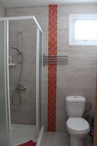 Bilik mandi di Rainbow Apartments