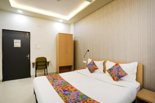 ein Hotelzimmer mit einem Bett mit zwei Kissen in der Unterkunft FabHotel Convivial Sky in Raipur