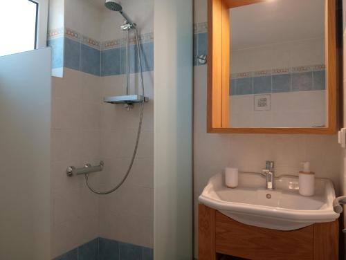 La salle de bains est pourvue d'un lavabo et d'une douche. dans l'établissement Vikentios Rooms, à Cythère