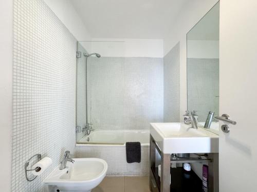 Bright apartment next to main avenue and marina #1870
