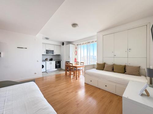 Bright apartment next to main avenue and marina #1870