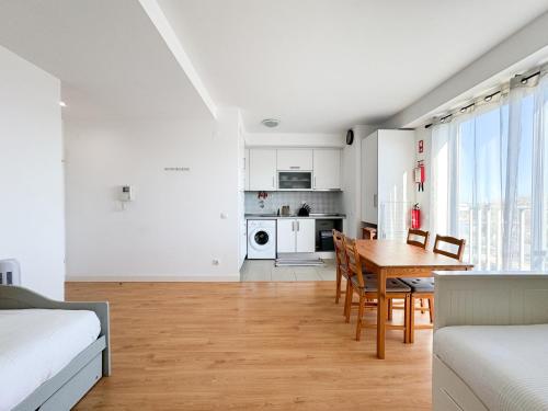 Bright apartment next to main avenue and marina #1870
