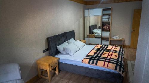 Postel nebo postele na pokoji v ubytování Ayder Elif Apart Daire