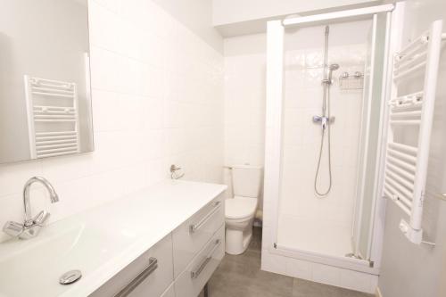 ein weißes Bad mit einer Dusche und einem WC in der Unterkunft Capbreton - CERS - Plage - Famille - Couple in Capbreton