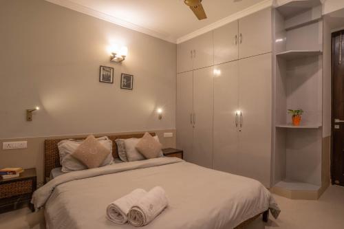 een slaapkamer met een bed met handdoeken erop bij Hostie TJH - Cute Mini 2BHK apt, Saket, near Max Hospital in New Delhi