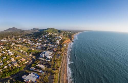 an aerial view of a beach and the ocean at Oshen Holiday Apartments Yeppoon in Yeppoon