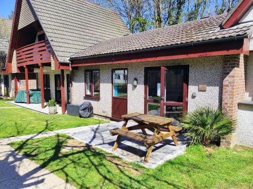 un tavolo da picnic davanti a una casa di 31 Trevithick Court, Tolroy Manor a Hayle