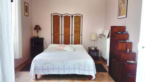 une chambre avec un lit et une commode dans l'établissement villa Kallisté, à Figanières