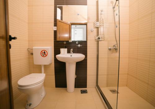 Koupelna v ubytování Apartments Lungo Mare Ulcinj