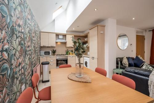 a dining room and kitchen with a table and chairs at Central Belfast Apartments Somerset Mews in Belfast