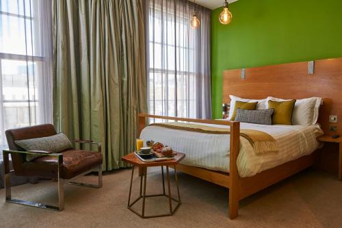 The Megaro Hotel - Kings Cross St Pancras, Londonにあるベッド
