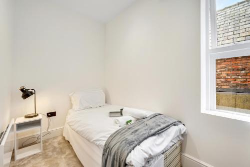 Кровать или кровати в номере The Causeway 2 - Pass The Keys Chic 2-Bed Apartment in Central Altrincham