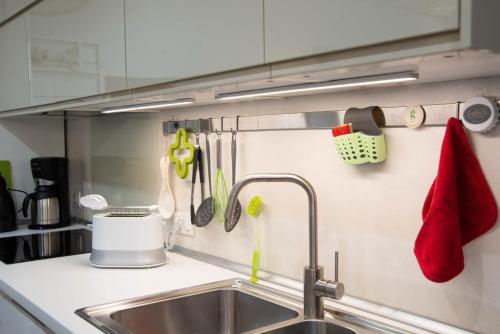 Casa Bia في بورليتسا: طاولة مطبخ مع حوض ومطبخ صغير