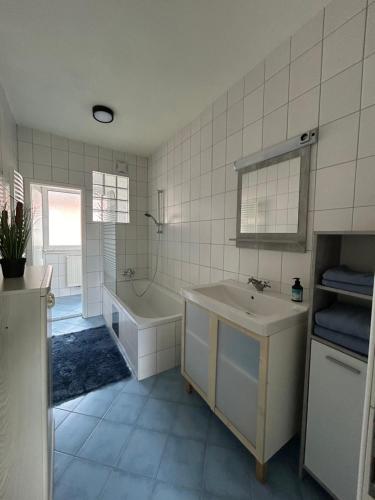un bagno bianco con vasca e lavandino di Apartment Bambi a Mautern an der Donau