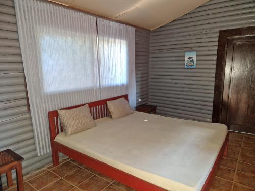 Ένα ή περισσότερα κρεβάτια σε δωμάτιο στο Bungalow chez Mouch Nosy Be 1