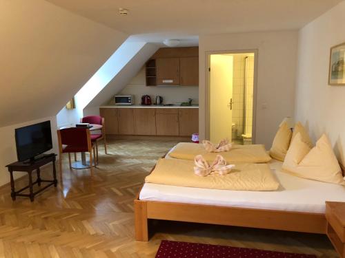 ザルツブルクにあるガストハウス イム プリースターゼミナール ザルツブルクのベッドルーム1室(ベッド2台付)、リビングルームが備わります。