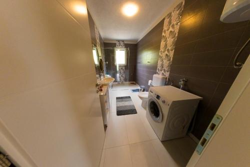 La salle de bains est pourvue d'un lave-linge et d'un sèche-linge. dans l'établissement Villa Bubinka, à Bihać