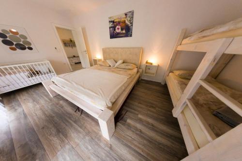 um quarto com 2 beliches num quarto em Villa Bubinka em Bihać