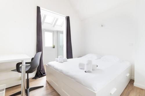 - une chambre blanche avec un miroir et un bureau dans l'établissement Appartement agréable et spacieux 2 chambres 2 SDB - Lille, à Lille