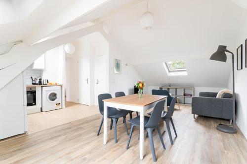 une salle à manger et un salon avec une table et des chaises dans l'établissement Appartement agréable et spacieux 2 chambres 2 SDB - Lille, à Lille