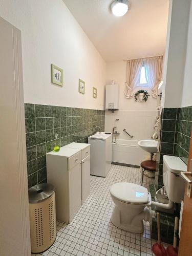 y baño con aseo y lavamanos. en 2 Schlafenzimmer 5 Betten, en Duisburg