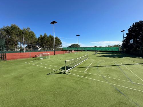 Tennis- og/eller squashfaciliteter på Camp Vransko lake - Mobile homes eller i nærheden