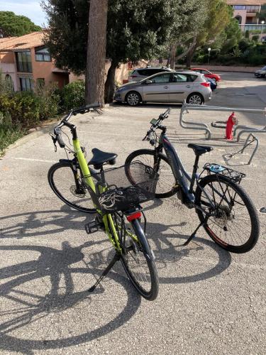 deux vélos sont garés sur un parking dans l'établissement La mer sans voiture ! 2 e-bikes à louer, vue sublime, 40 m2, à Saint-Mandrier-sur-Mer