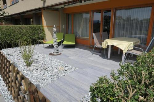 eine Terrasse mit einem Tisch und Stühlen auf einem Haus in der Unterkunft Appartement Alpenblick A1 in Weggis