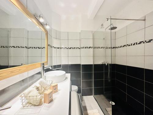 une salle de bain avec un lavabo, des toilettes et une douche dans l'établissement Le Cirodde - Grande terrasse - Centre Cannes -Clim, à Cannes